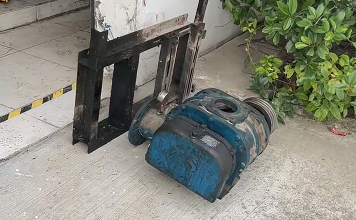 更換下來的羅茨風(fēng)機機頭與支架